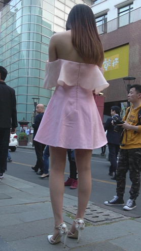 漂亮的粉色连衣裙美女[1.09G/MP4]