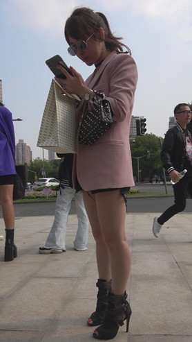 街拍墨镜美女[1.32G/MP4]