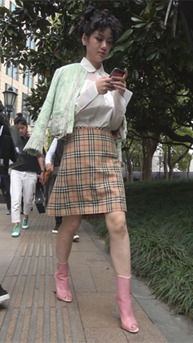 玩手机的粉色高跟小姐姐[540M/MP4]