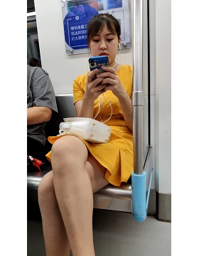 街拍黄色裙子美眉 [986 MB/MP4]