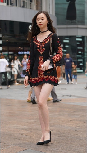 漂亮的连体裙长发妹子(14P)[133M/JPG]