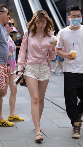 漂亮的白热裤小姐姐(43P)[945M/JPG]