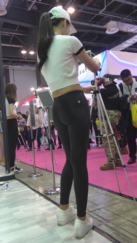 在直播的漂亮紧身黑裤小姐姐[1.68G/MP4]