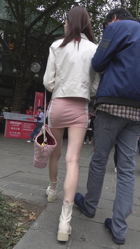 漂亮的裸腿粉色包臀裙美女[1.79G/MP4]