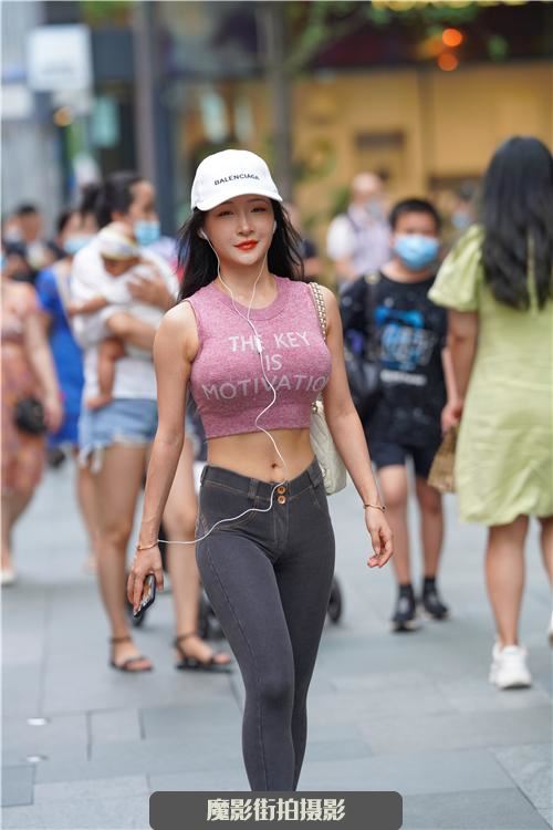 【街拍高清无水印视频+图片】露腰T恤搭配紧身牛仔裤,秀出柔美细腰,走在街上回头率很高