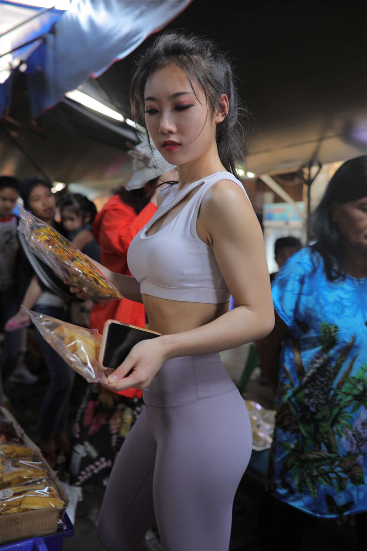 灰色瑜伽裤美女