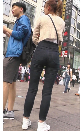 漂亮的高腰紧身黑裤可爱妹子