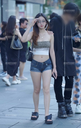 热裤小妹