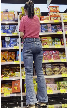 超市里的牛仔美女