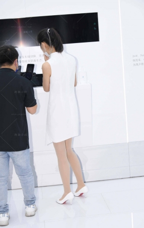 白裙礼仪咨客小姐姐