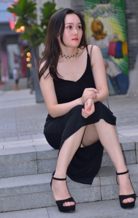 黑裙美眉