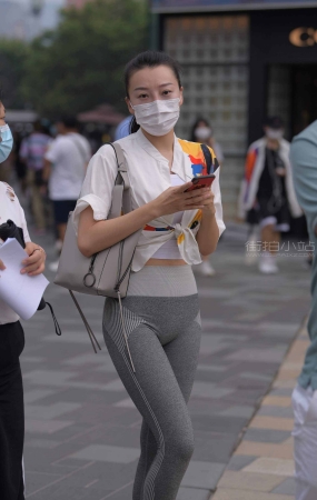 搭讪街拍灰色瑜伽裤美妇