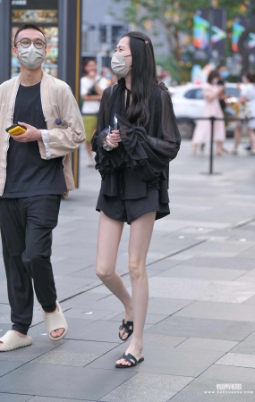 黑裙骨感美女 22-06-16-105