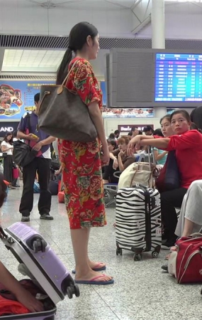 女孩素足修长纤细，一袭红衣花团锦簇应景节日