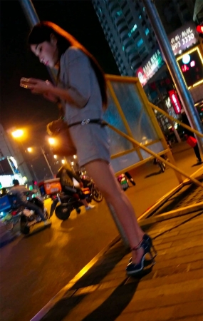 夜晚灰色短裤高跟极品长腿漂亮美少妇