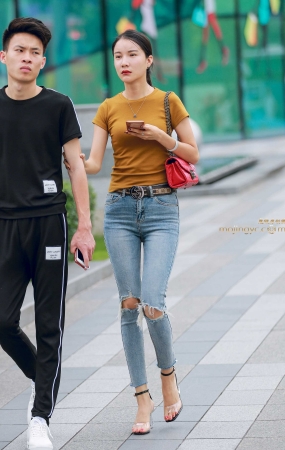 身材姣好的高跟紧身牛仔