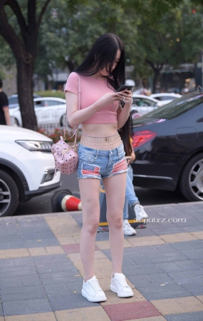 街拍粉色T恤热裤小姐姐