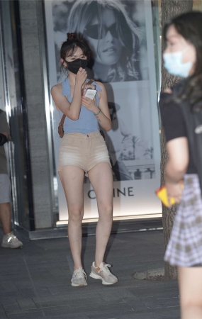 热裤美眉