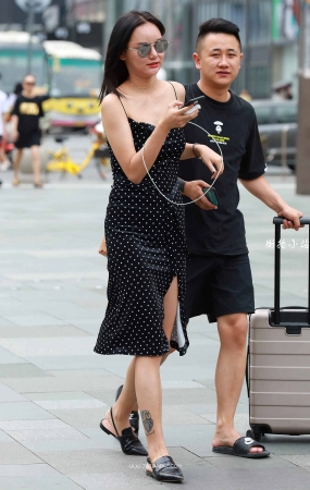 街拍气质吊带裙女子