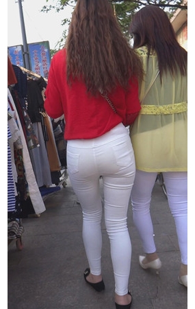 红衣紧身极品白裤美女
