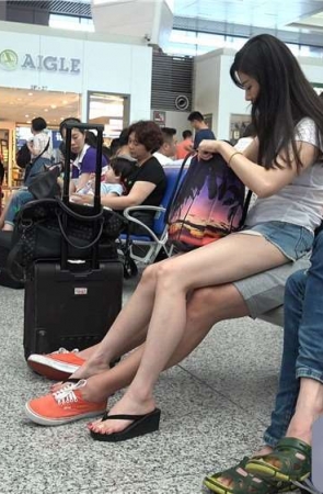 座到男友腿上的黑色松糕鞋美眉,一双玉足相当精致 [1.10 GB/…