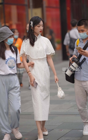 街拍漂亮的白裙姐姐