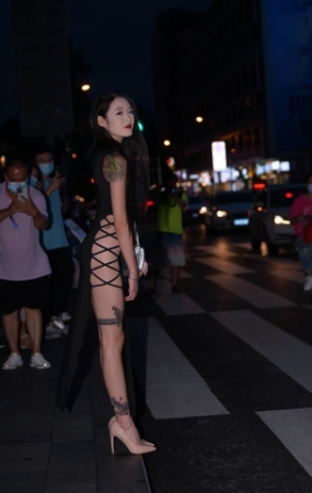 搭讪性感开衩裙小姐姐