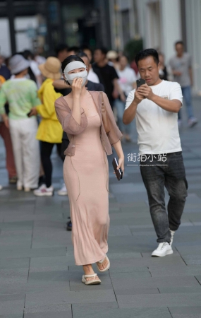 凹凸有致的长裙蒙面美女