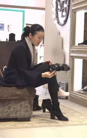 等了好久果然有戏，甜美少妇一把扯掉棉袜露出艳趾纤足