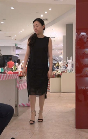 试鞋的黑色连衣裙美女