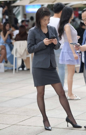 2468-8=100√黑丝高级职员【套图➕视频】 13P
