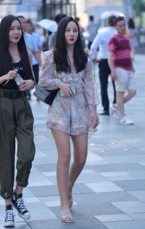 花裙子美女