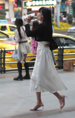 高跟街拍少妇