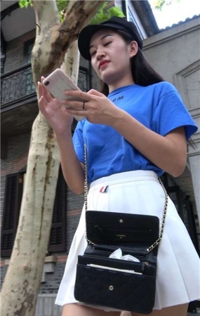 4K 蓝色T恤白色小短裙街拍美女