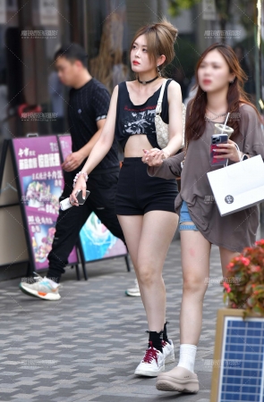 甜美白皙热裤美女