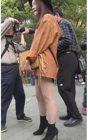 戴着黑色帽子的漂亮美女