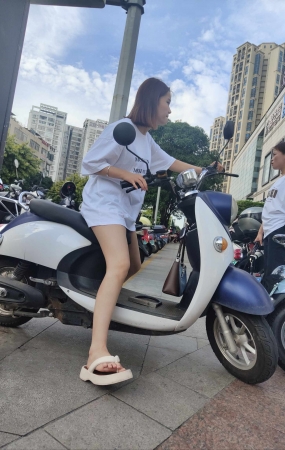 极品白色上衣失踪大长腿