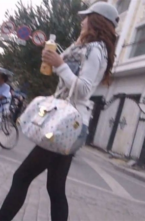 黑丝美腿陪男友逛街