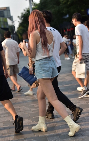 性感热裤美女，月牙路出
