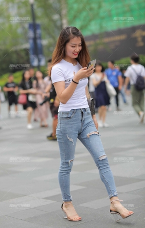 看什么这么开心呢