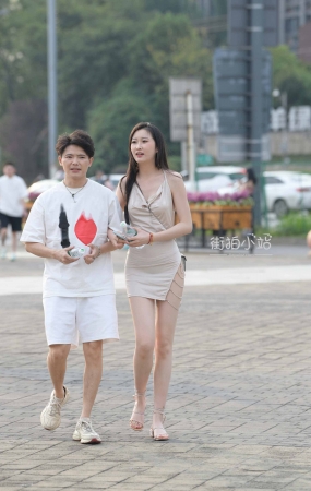 街拍开叉短裙长腿美女