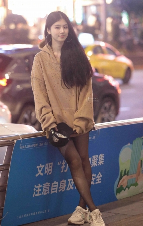 街拍黑丝少妇