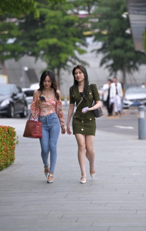 牛仔紧身裤小姐姐