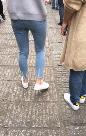 紧身牛仔裤