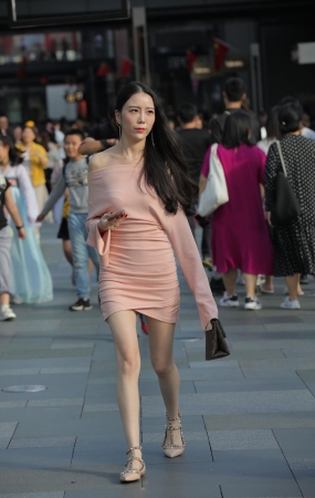 娇美可人的街拍美女