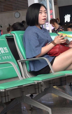 短发美腿高跟玉足美眉