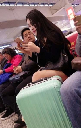 4k超清，候车室性感丝袜美腿小姐姐