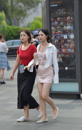 街拍淡粉色裙、平底鞋小姐姐