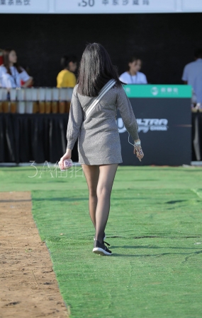 夕阳下的黑丝美女，如此迷人-16P