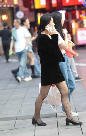 街拍黑丝熟妇